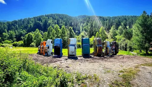 Стоунхендж из автомобилей появился в Республике Алтай. Фото
