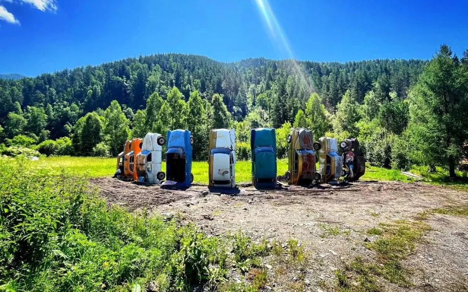 Стоунхендж из автомобилей появился в Республике Алтай. Фото