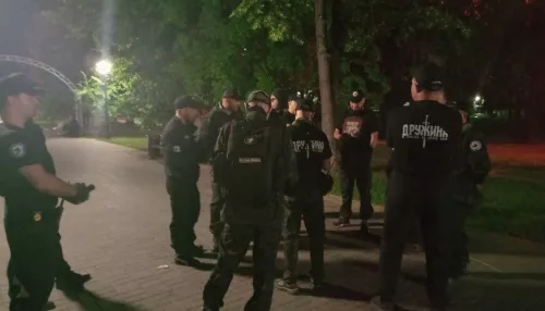 Алкоголь на лавочках и дети ночью на улицах: активисты провели рейд в Барнауле