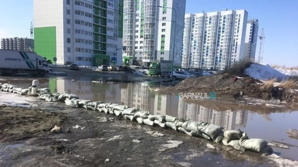Новый квартал в Барнауле обложили мешками с песком из-за угрозы подтопления