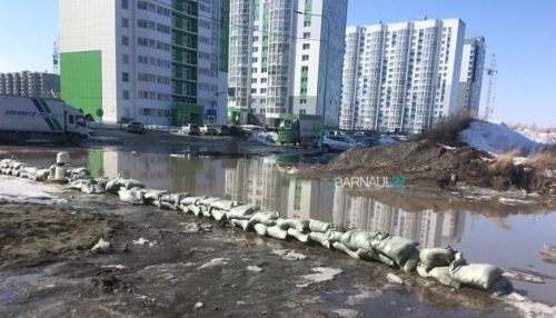 Новый квартал в Барнауле обложили мешками с песком из-за угрозы подтопления