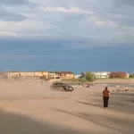 Неизвестный устроил дрифт на черном автомобиле на городском пляже в Барнауле. Видео