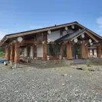 Бревенчатый дом в технологии Post and Beam продают в закрытом поселке на Алтае. Фото