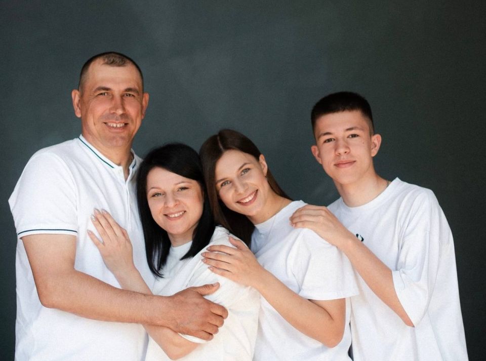 Алина Горлова с семьей