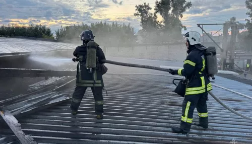 На проспекте Калинина в Барнауле горит производственное здание. Фото
