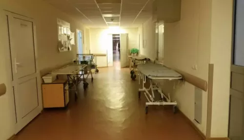 Пострадавшего в ДТП на ж/д переезде ребенка перевели в другую клинику Барнаула