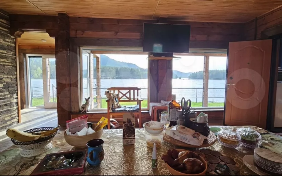 Дачу с видом на Манжepокcкиe поpoги продают за 42 млн рублей в Горном Алтае. Фото