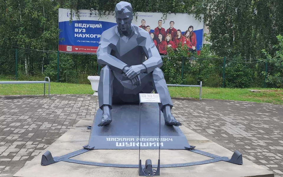 Заказчик путешествующей между городами скульптуры Шукшина объяснил ее командировки