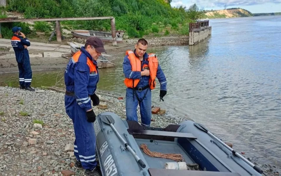 Тело рыбака нашли в озере рядом с берегом в барнаульском поселке