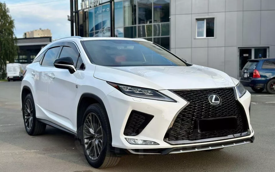 Рестайлинговый Lexus с красным салоном продают в Барнауле за 5,8 млн рублей. Фото