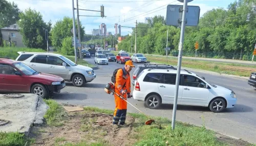 В Барнауле продолжают очищать дороги и косить траву на прилегающих территориях