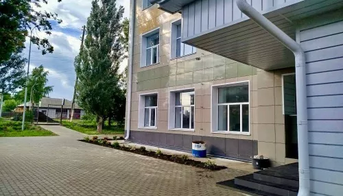 Восемь школ Алтайского края отремонтируют к 1 сентября: работы на финишной прямой