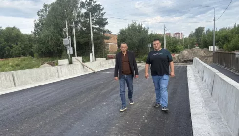 Замглавы Барнаула прошелся по почти готовому Ташкентскому мосту