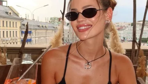 Жена Никиты Преснякова вышла в люди в крошечном топе