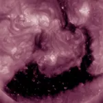 Корональная дыра необычной формы раскачала магнитное поле Земли
