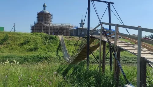 Подвесной пешеходный мост рухнул во время Крестного хода под Вологдой