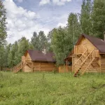 Усадьбу для этно-туризма с избами в славянском стиле продают в Горном Алтае. Фото