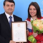Алтайскую лыжницу Яну Кирпиченко наградил помощник президента России
