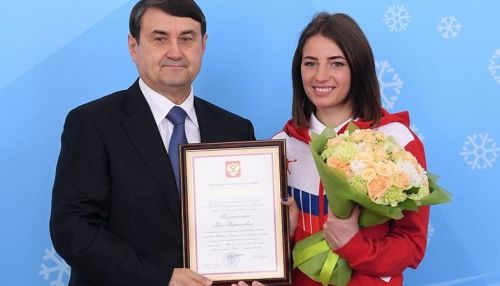 Алтайскую лыжницу Яну Кирпиченко наградил помощник президента России