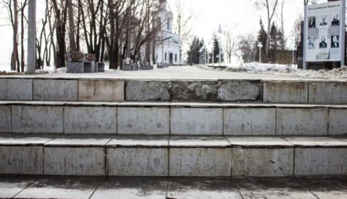 Перезимовали. Плитка на лестнице Нагорного парка растаяла вместе со снегом