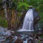 Алтайский заповедник поделился кадрами летнего вечера на водопаде Корбу. Фото