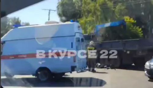 В Барнауле мотоциклист разбился насмерть в жестком ДТП с КАМАЗом. Видео
