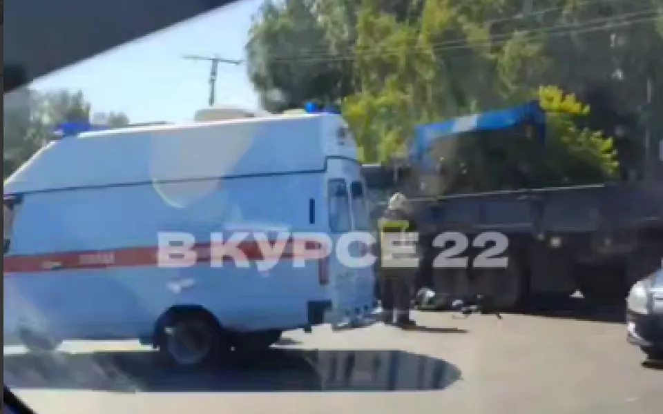 В Барнауле мотоциклист разбился насмерть в жестком ДТП с КАМАЗом. Видео