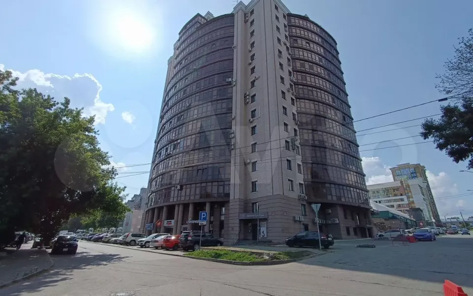 Трешку с сауной и зоной отдыха продают в элитном ЖК в центре Барнаула за 37 млн