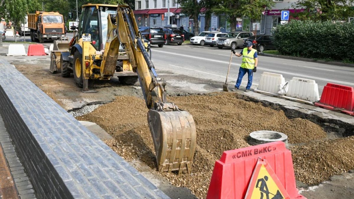 Работы на месте нового водовода на пр. Социалистическом