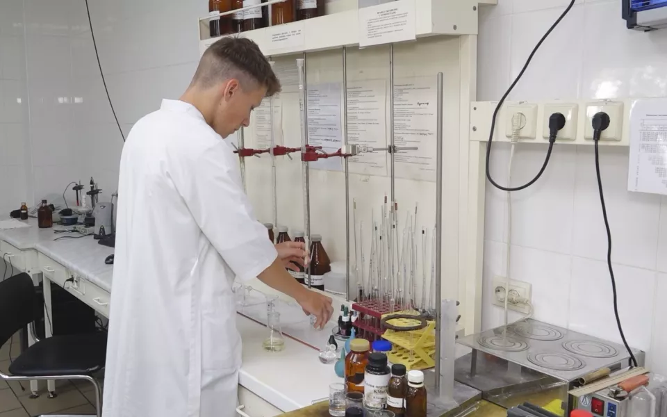 Барнаульские подростки проводят летние каникулы за работой в БПЗ