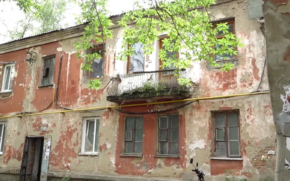 Жители одного из ветхих бараков барнаульского Потока не могут дождаться расселения