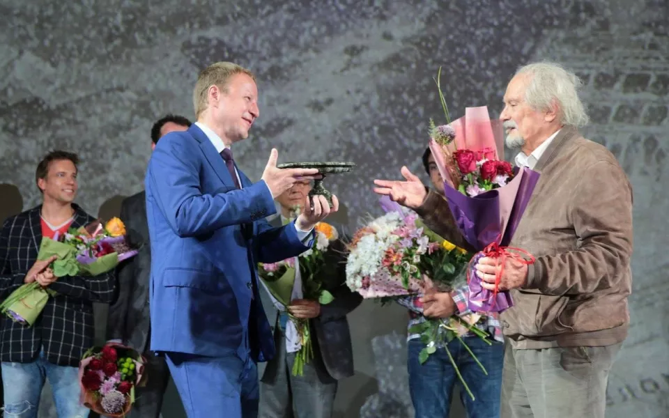 Виктор Томенко вручил Никите Михалкову памятный подарок