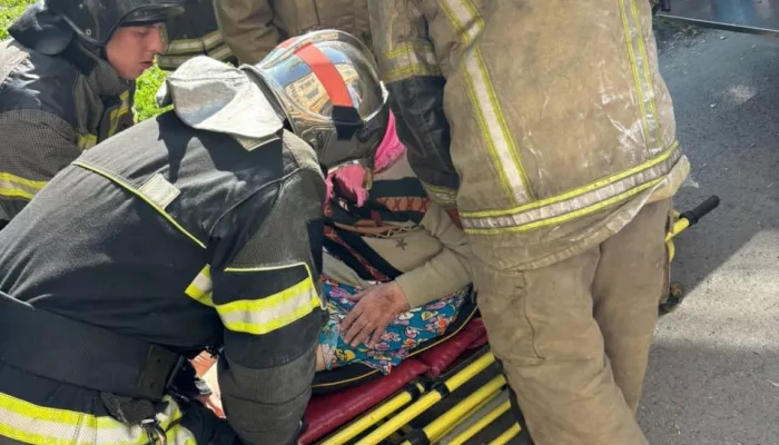 Пожарные в Новоалтайске помогли медикам вынести лежачую пенсионерку