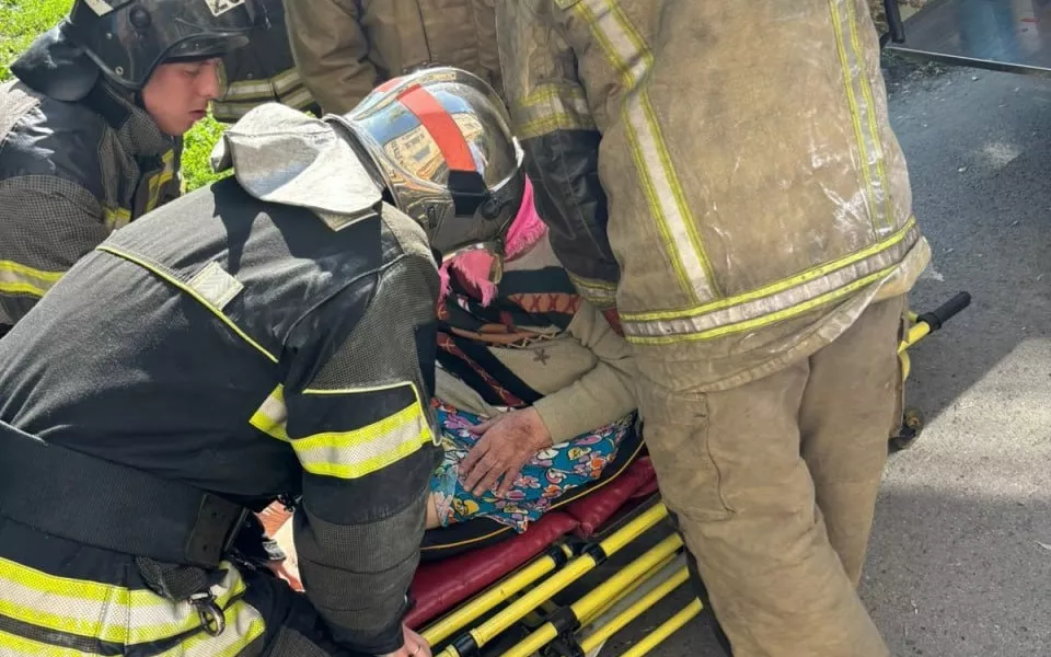 Пожарные в Новоалтайске помогли медикам вынести лежачую пенсионерку