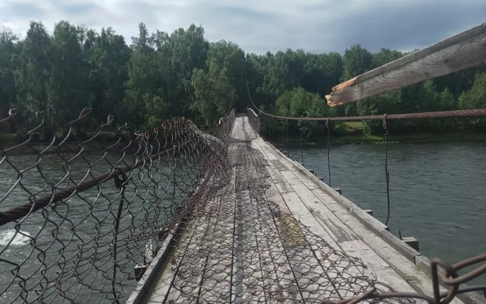 Болтался как тряпочка: подвесной мост в Республике Алтай не пережил ураган