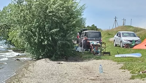 Машины у воды, берег – в мусоре: бесконтрольный туризм губит озеро-памятник на Алтае