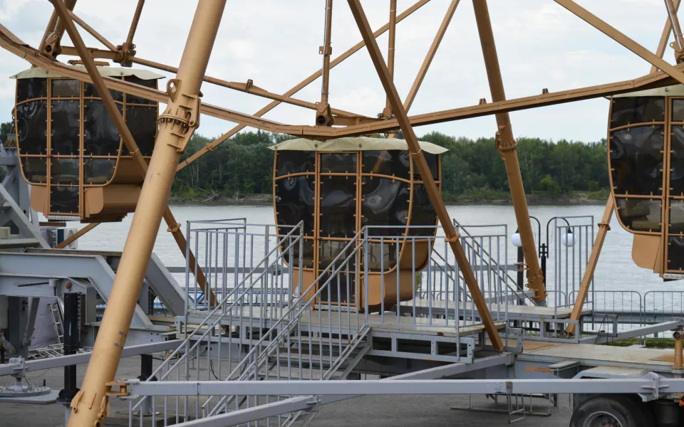 Колесо обозрения на набережной закрыли в Барнауле: что случилось с аттракционом