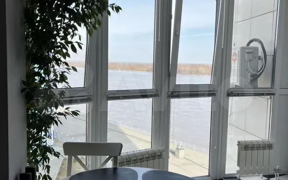 Квартиру-распашонку с видом на Обь и пруд продают в Барнауле за 13,3 млн руб. Фото