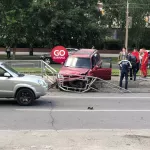 Автомобиль залетел на трамвайные пути и снес ограждение в Барнауле