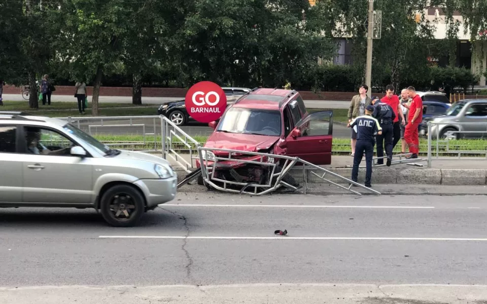 Автомобиль залетел на трамвайные пути и снес ограждение в Барнауле