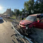 В Барнауле после массового ДТП Honda оказалась на путях: новые подробности