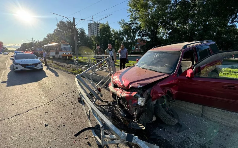 В Барнауле после массового ДТП Honda оказалась на путях: новые подробности