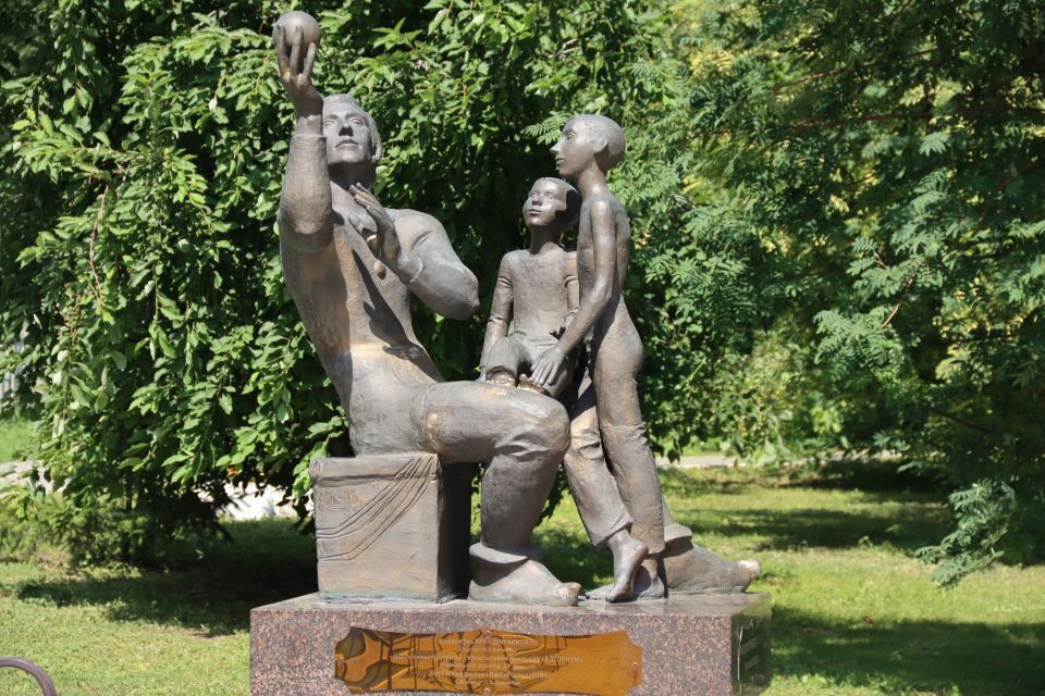 Сквер Учительской славы. Июль 2025 года Сквер Учительской славы. Июль 2025 года