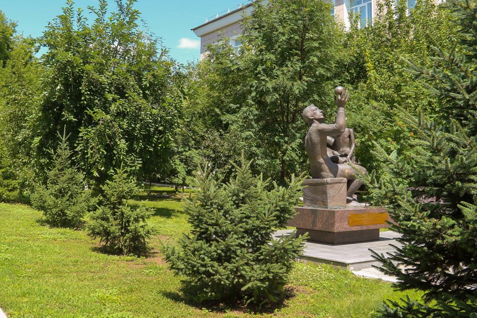 Сквер Учительской славы. Июль 2025 года Сквер Учительской славы. Июль 2025 года