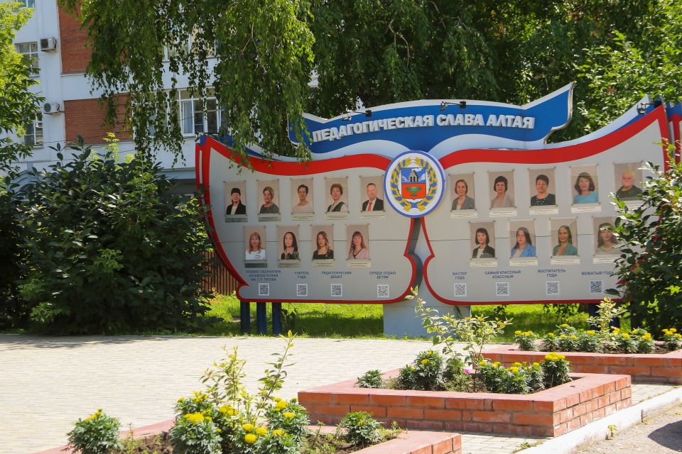 Сквер Учительской славы. Июль 2025 года Сквер Учительской славы. Июль 2025 года