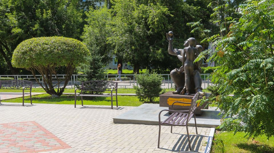 Сквер Учительской славы. Июль 2025 года Сквер Учительской славы. Июль 2025 года