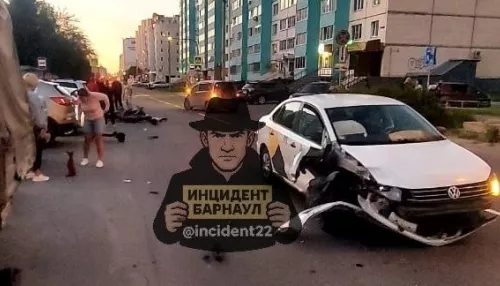 Мотоциклиста госпитализировали после ДТП с Volkswagen в Барнауле