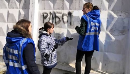 Незаконные надписи о работе закрашивают на заборах, гаражах и домах в Барнауле