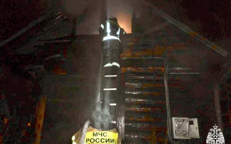 В селе Республики Алтай из-за неисправной электропроводки загорелась хозпостройка