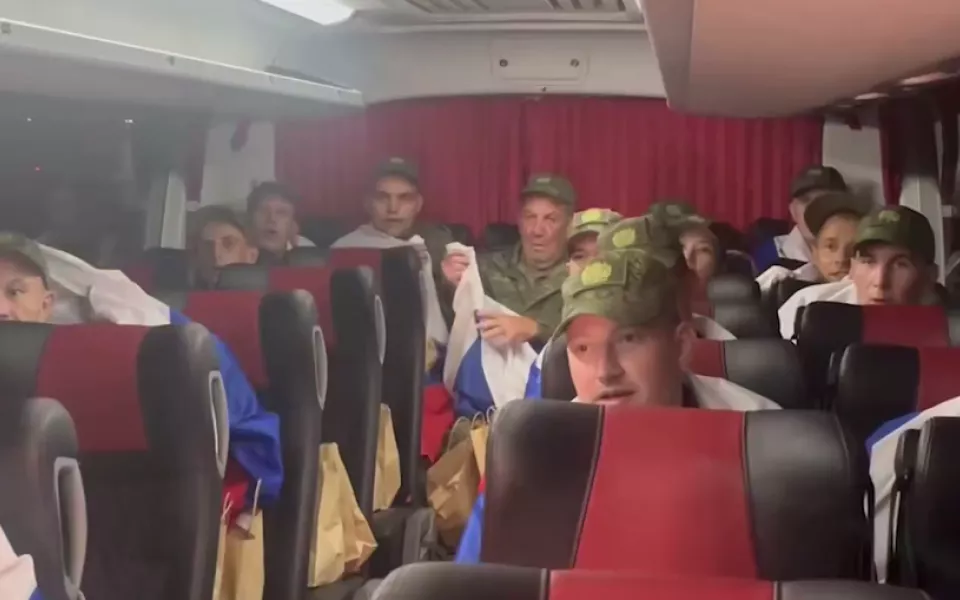 Самолет с вернувшимися из плена российскими бойцами сел в Подмосковье